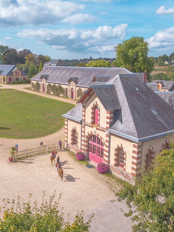 Saint-Lô : Visite du Haras national de Saint-Lô à cheval